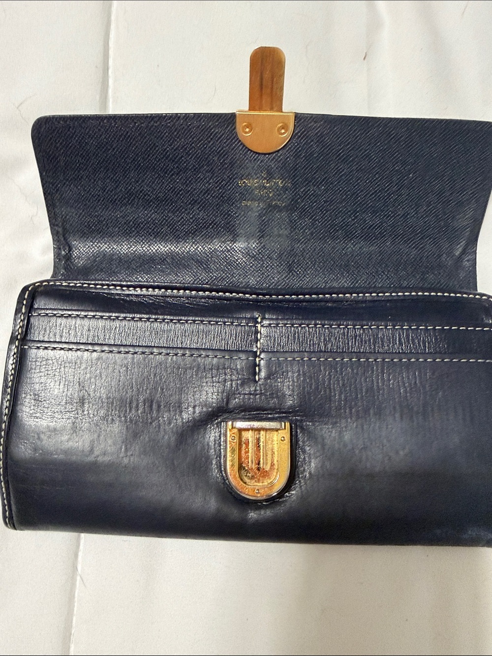 Authentic Louis Vuitton Utah Leather Sarah longwallet with gold toned pushlock. - Picture 4 of 10